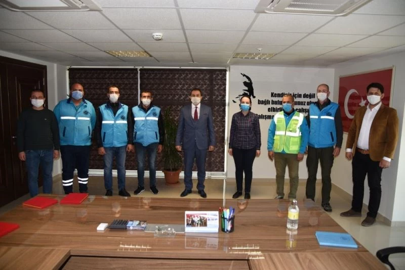 İzmir depremine ışık olan kahramanlara plaket
