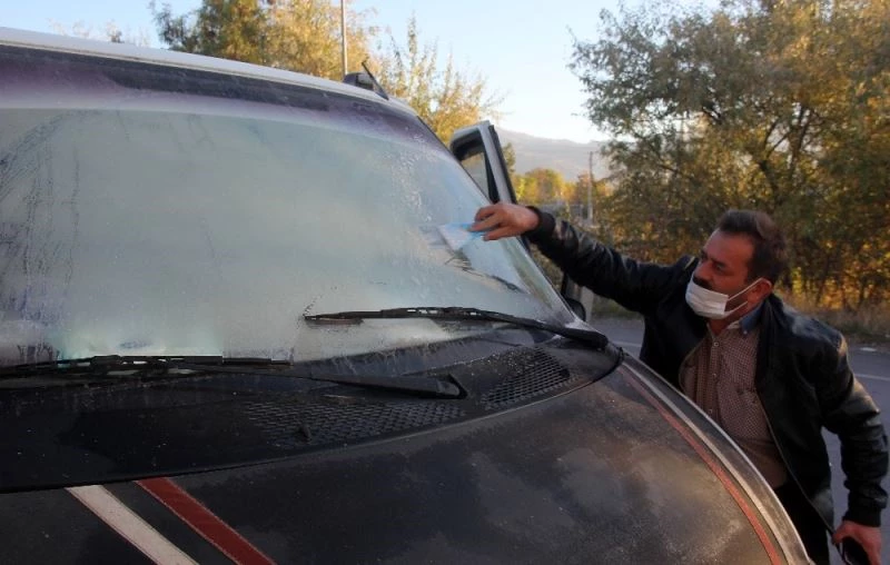 Erzincan’da arabaların camları buz tuttu
