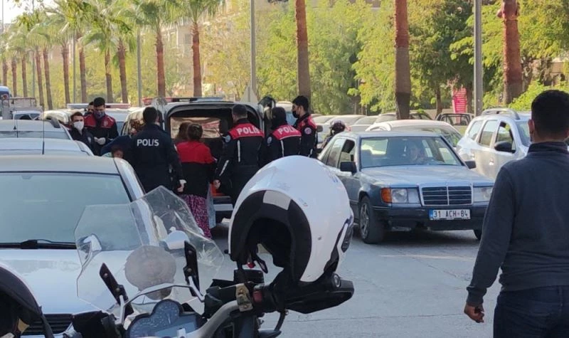 Yan kesici kadın, polisi görünce soyunmaya kalktı
