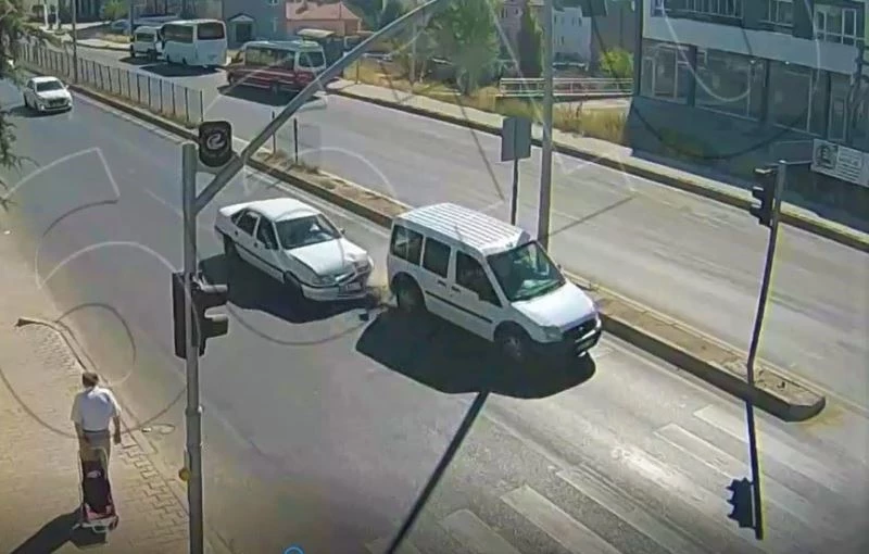 Kırmızı ışığı fark etmeyen otomobil sürücüsü öndeki kamyonete çarptı
