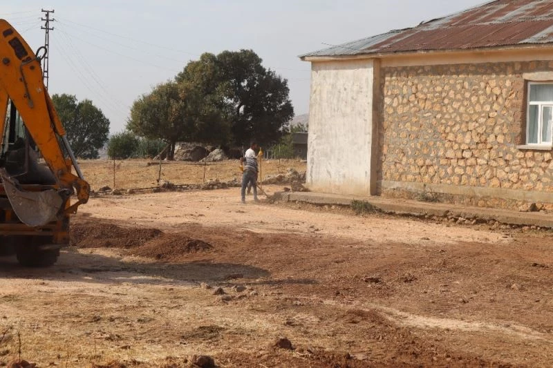 Hazro’da cami, taziye evi ve okul bahçelerine parke taşı döşeniyor
