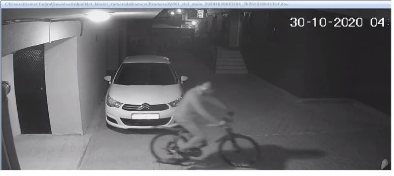 Şifreli demir kapıdan atlayan hırsız 5 bin liralık bisikleti böyle çaldı
