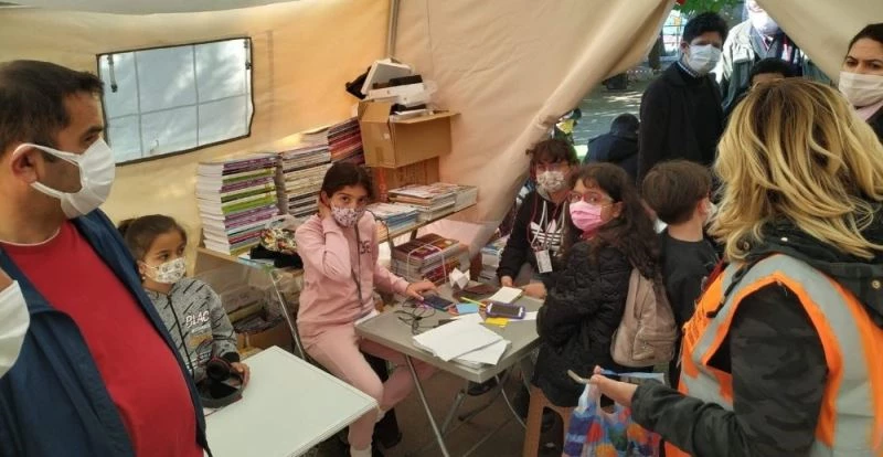 Ayvalıklı öğrencilerden depremzedelere yürekli destek
