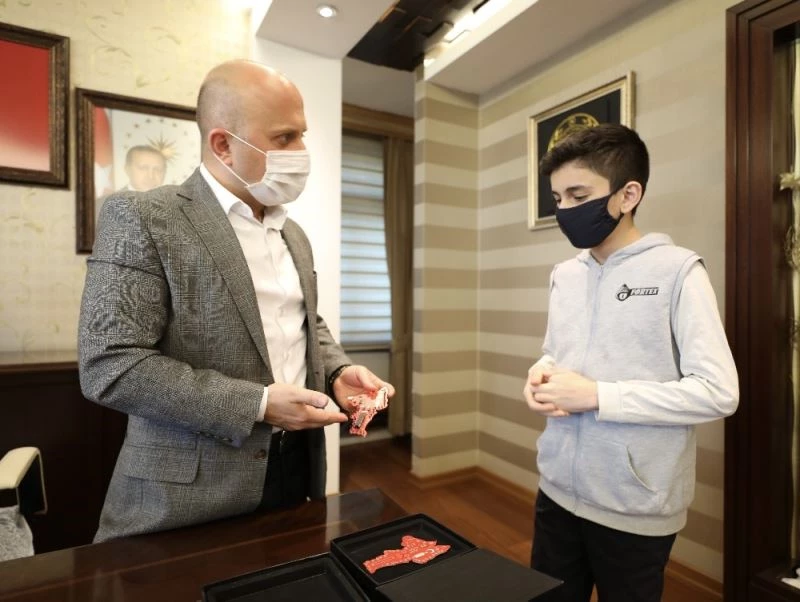 Vali Varol, Kodlağrı Projesi Kapsamında Ağrı Kart’ı Tasarlayan Öğrenci İle Bir Araya Geldi
