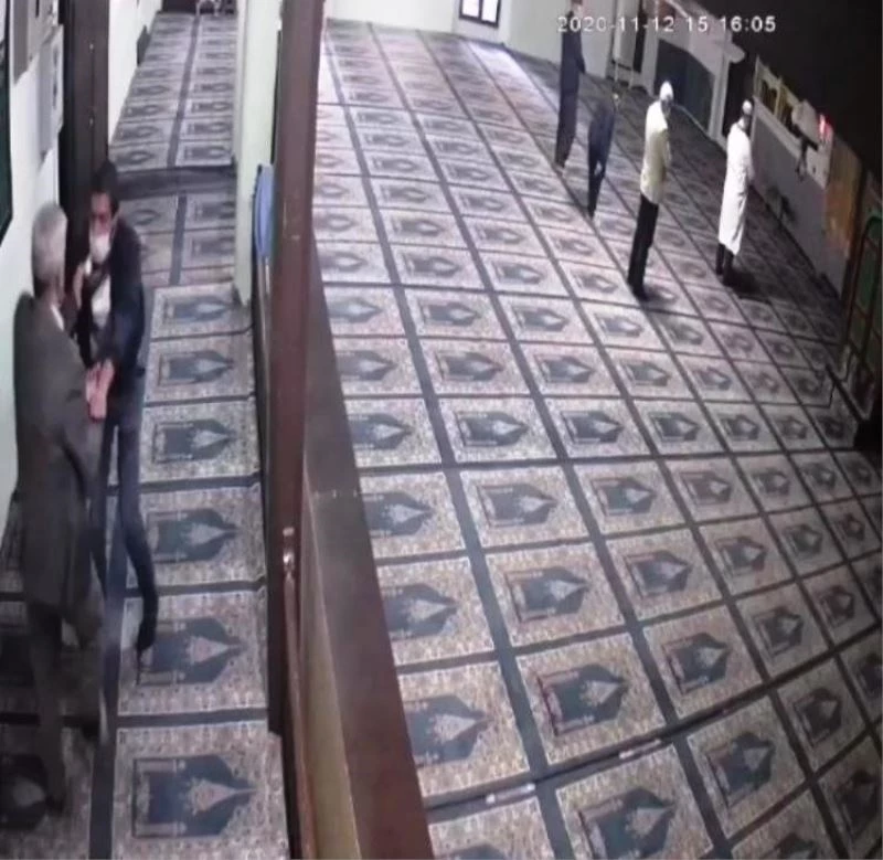 Cami hırsızı cemaate yakalandı
