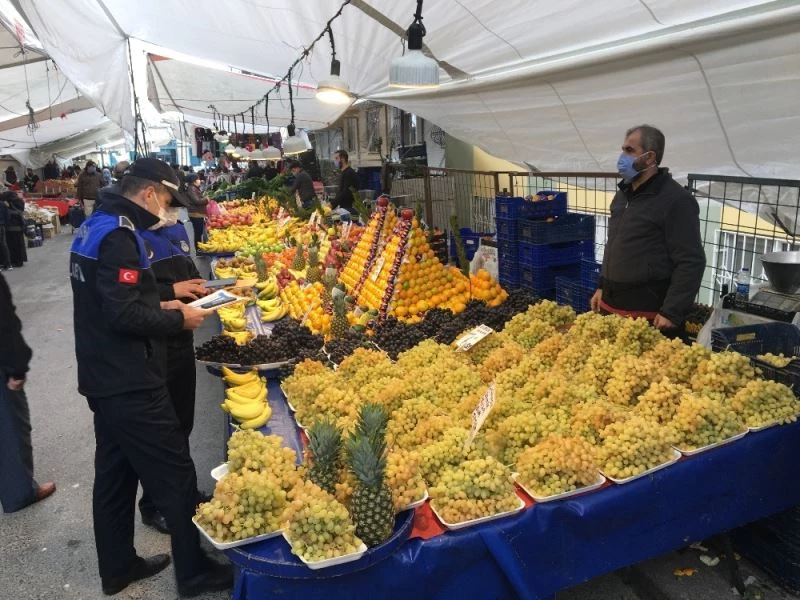 Zeytinburnu’nda akşam pazarı ucuzluğu sabaha çekildi

