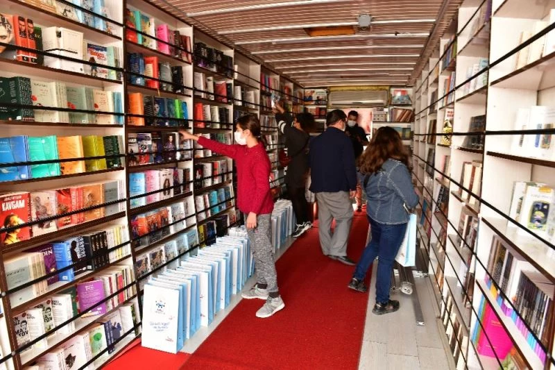Edebiyat Otobüsü kapılarını Çiğlili okurlara açtı
