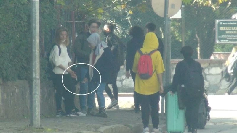 Öğrenciler ne maske takıyor, ne de yasağı dinliyor
