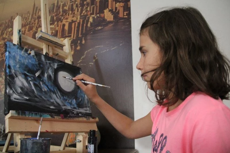 Kendi ormanını kurmak için hayallerini tuvale yansıtıyor
