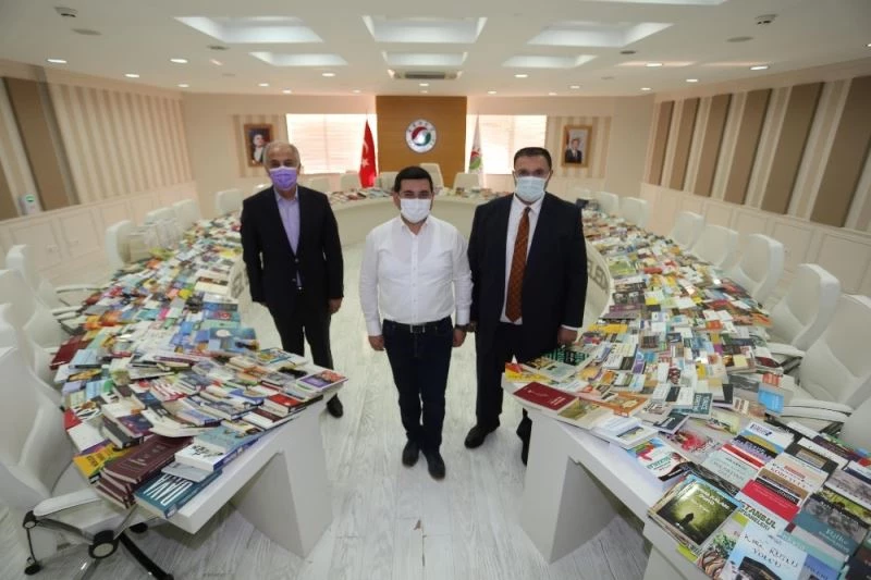 Bakan Ersoy’dan Cemil Meriç Kitaplığı’na 2 bin kitap bağışı
