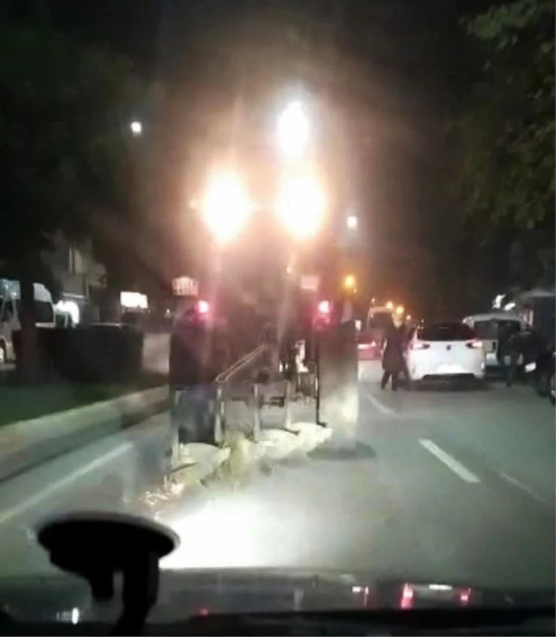 Traktör bu kez tarlayı değil yolu sürdü
