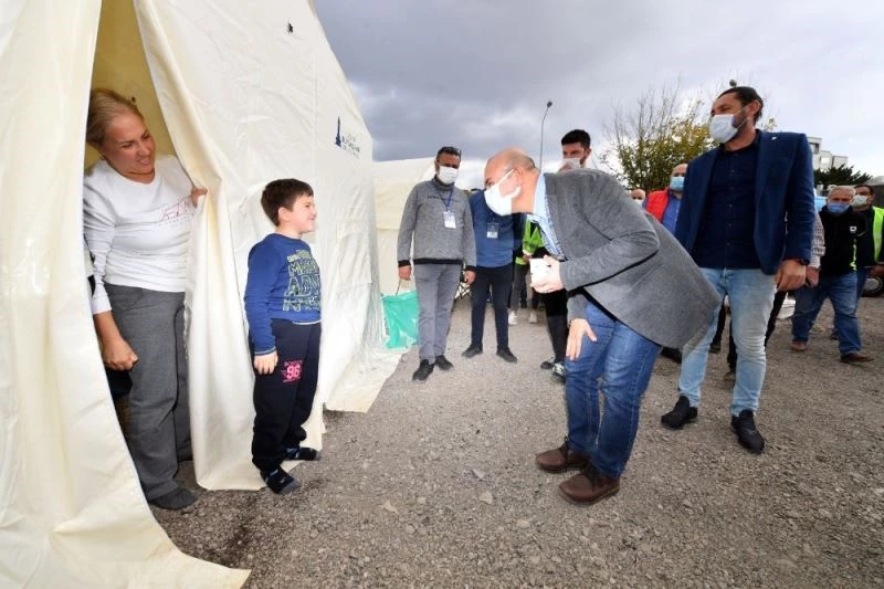Başkan Soyer’den çadırdaki depremzedelere ziyaret
