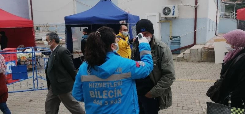 Pazaryeri’nde vatandaşlar pazara 25’şer kişilik gruplar halinde alındı
