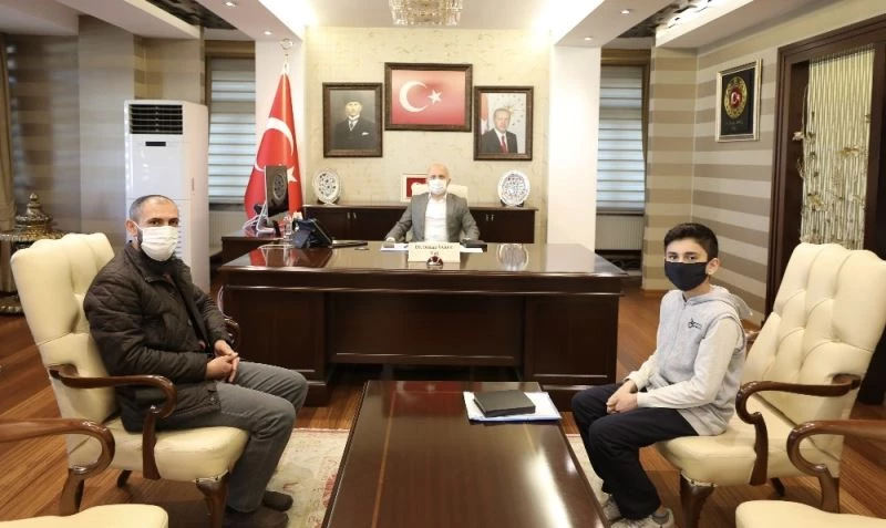 Vali Varol, ‘Ağrı Kart’ tasarımcısı Abdullah Aslan’ı makamında ağırladı
