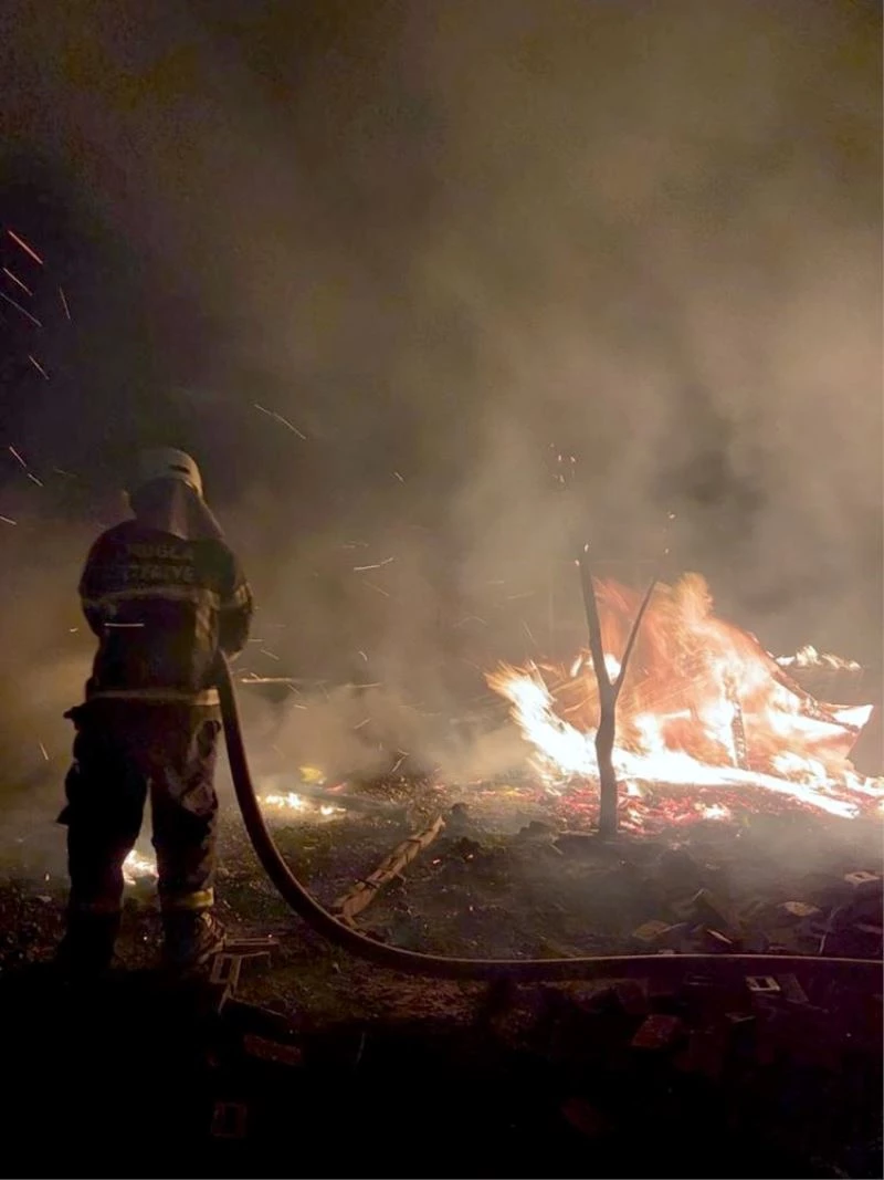 Menteşe’de kümes ve odunluk yangın
