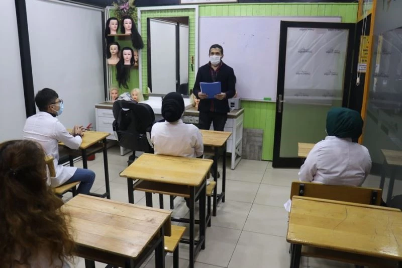 Mesleki eğitim kuaför kursundan öğrenciler mezun oldu
