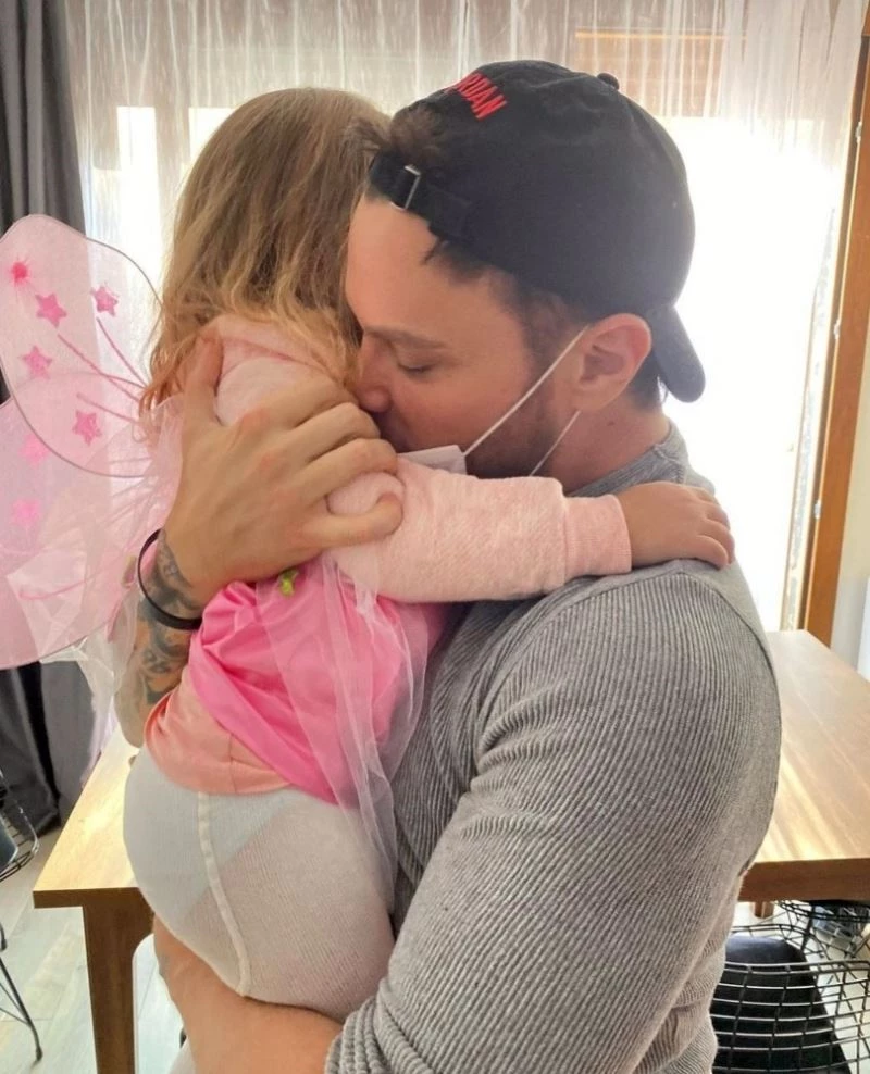 Bakan Soylu ve ünlü şarkıcı Sinan Akçıl’dan minik Ayda’ya ziyaret
