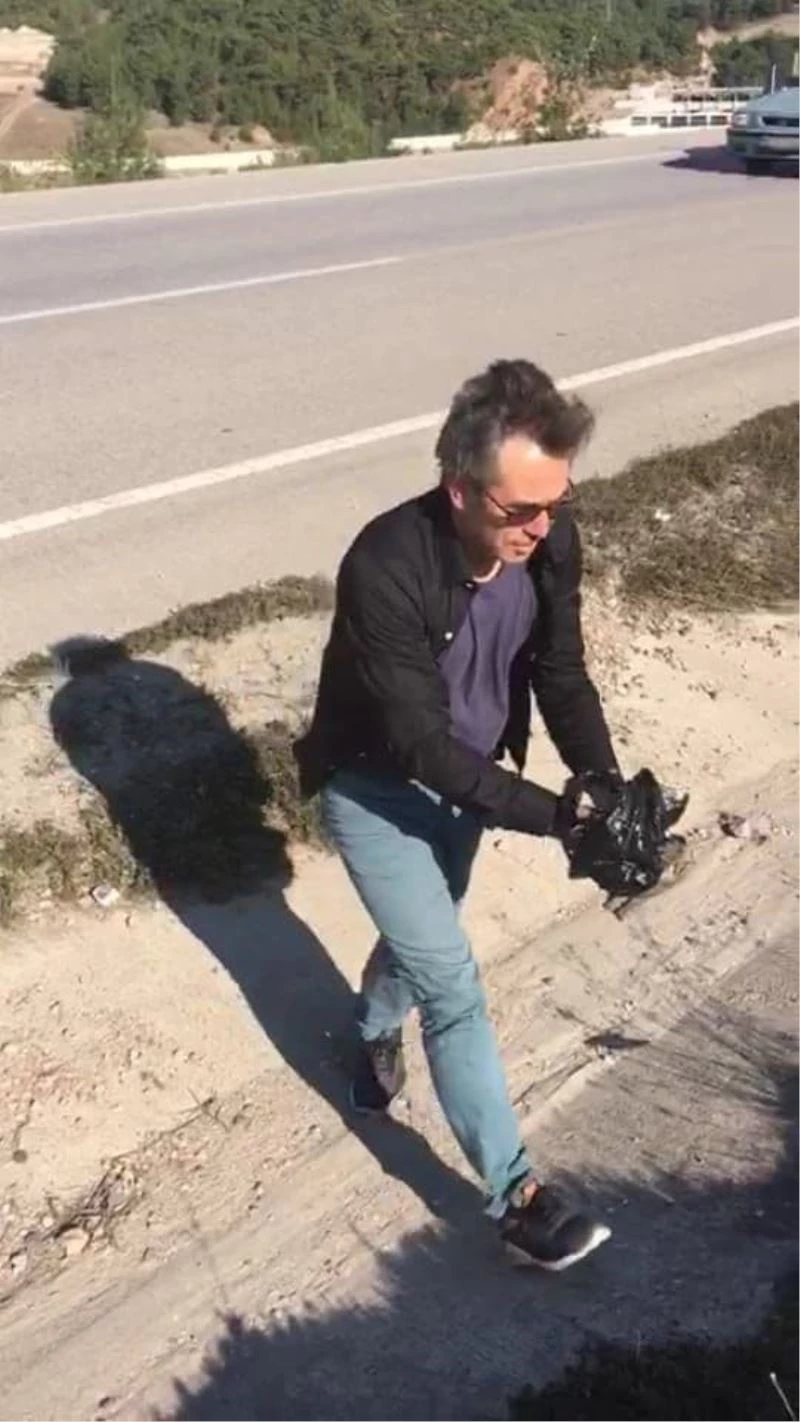 Karayoluna çıkan kaplumbağanın imdadına duyarlı vatandaş yetişti
