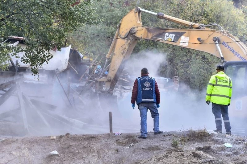 Büyükşehir Şirindere’de metruk yapıları temizliyor
