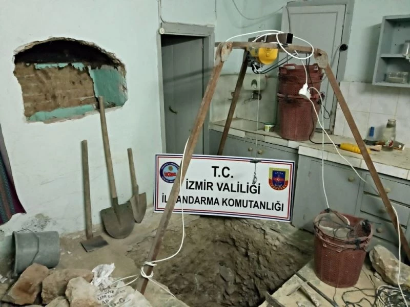Evin mutfağında kaçak kazı yapıyorlardı, jandarmaya yakalandılar: 6 gözaltı

