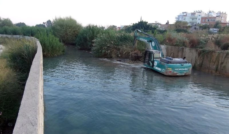 Su taşkınlarıyla anılan Limonlu Deresi’nde temizlik çalışması
