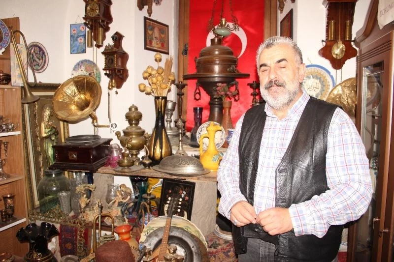 Dekor amacıyla biriktirdiği antikalar ile müze kurdu
