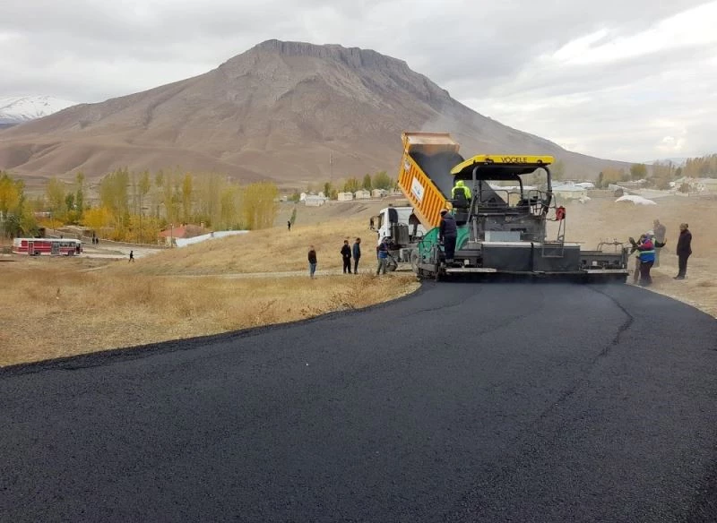 Van Büyükşehir Belediyesi Ortaköy Mahalle yolunu asfaltladı

