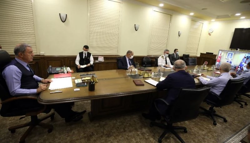 Milli Savunma Bakanı Akar’dan birlik komutanları ile video konferans
