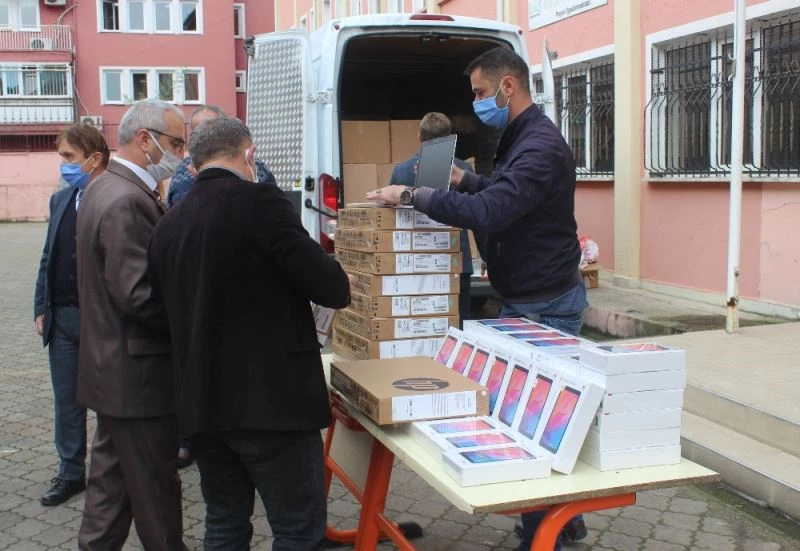 SEY Vakfı Piraziz ilçesine 110 adet bilgisayar bağışında bulundu

