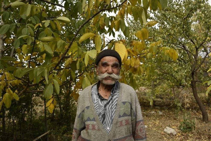 Gönül gözüyle köyünü cennete çevirdi
