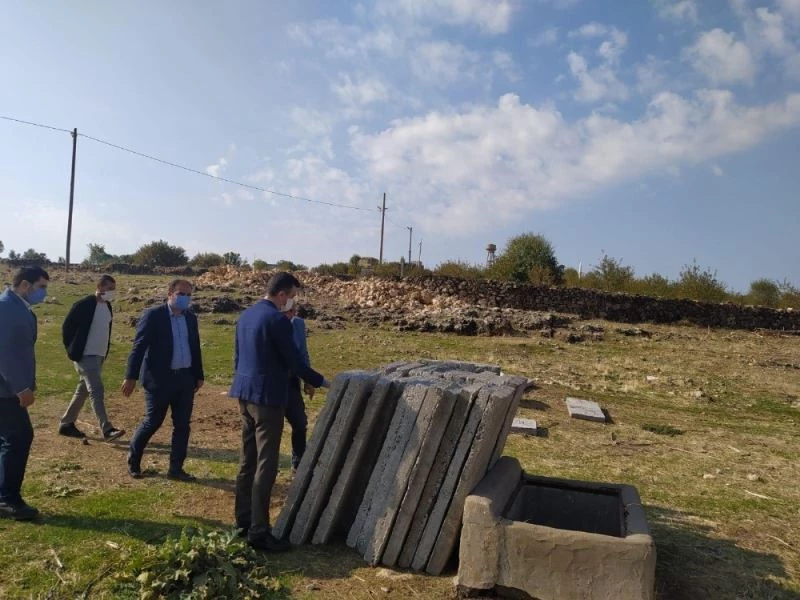 Eğil’de hayvanların içine düştüğü su kuyuları beton bloklarla kapatıldı
