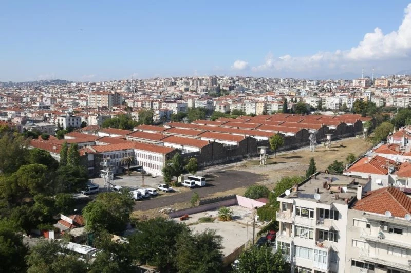 Deprem nedeniyle Buca Cezaevi boşaltıldı, mahkumlar başka cezaevlerine nakledildi

