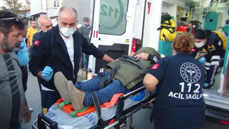 Motosiklet sürücüsü kaskla hayata tutundu
