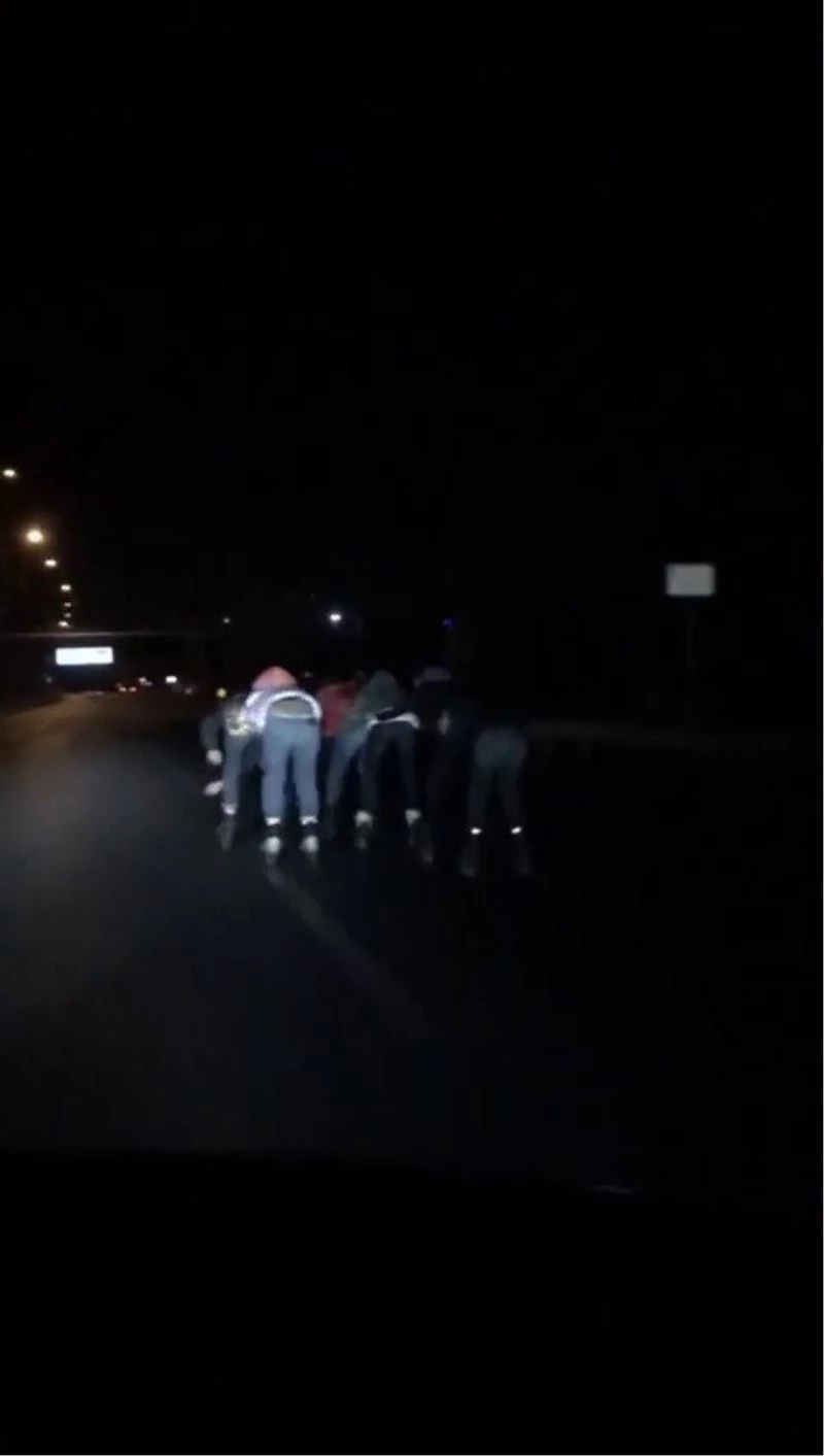 Karayolunda gece karanlığında patenle tehlikeli yolculuk
