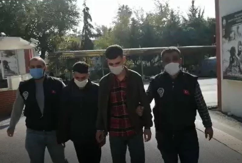 Yolda yürüyen kadının cüzdanını kapıp kaçtılar
