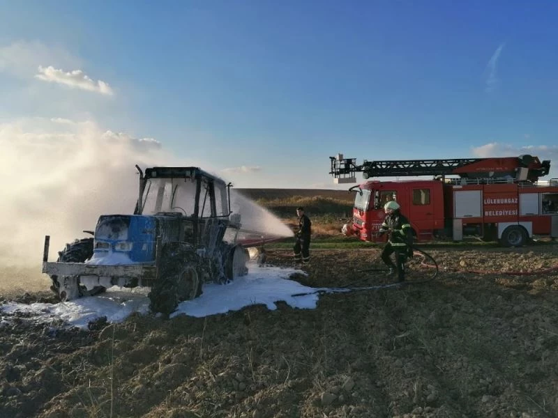 Tarlayı sürerken traktörü alev aldı
