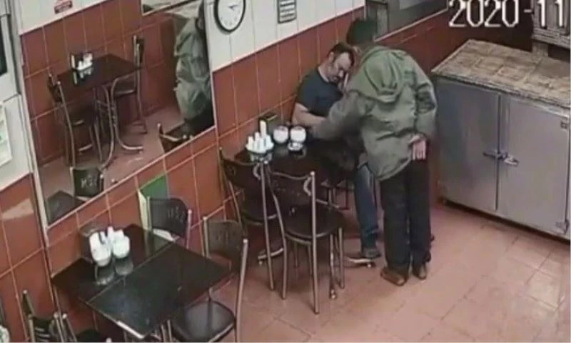 Sandalyede uyuyakaldı; telefonu kaptırdı: O anlar kamerada
