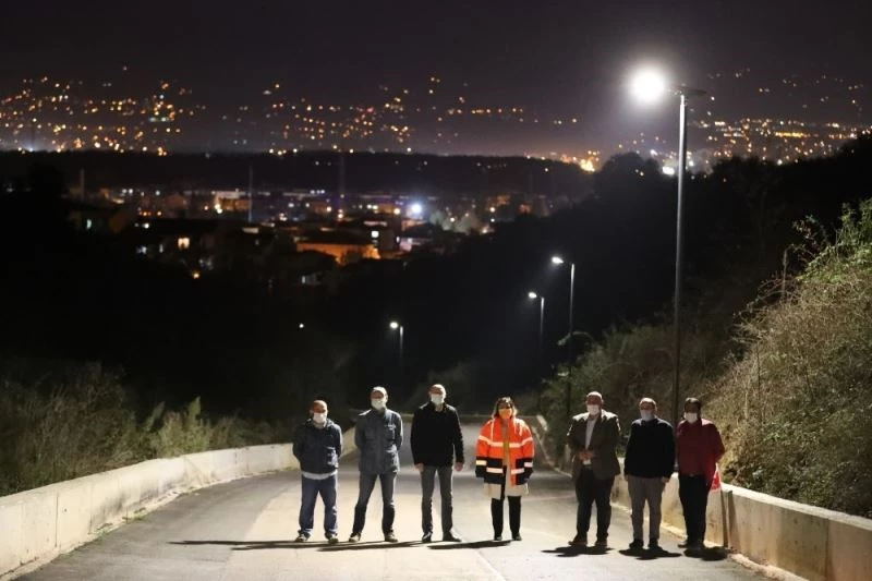 İzmit karanlık sokaklar güneş enerjisi ile aydınlanıyor
