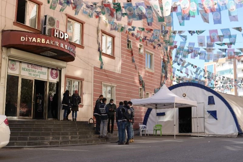 HDP önündeki aileler kendi çocuklarının derdini unuttu, teröristlerce 9 yaşında kaçırılan çocuğun derdine düştü
