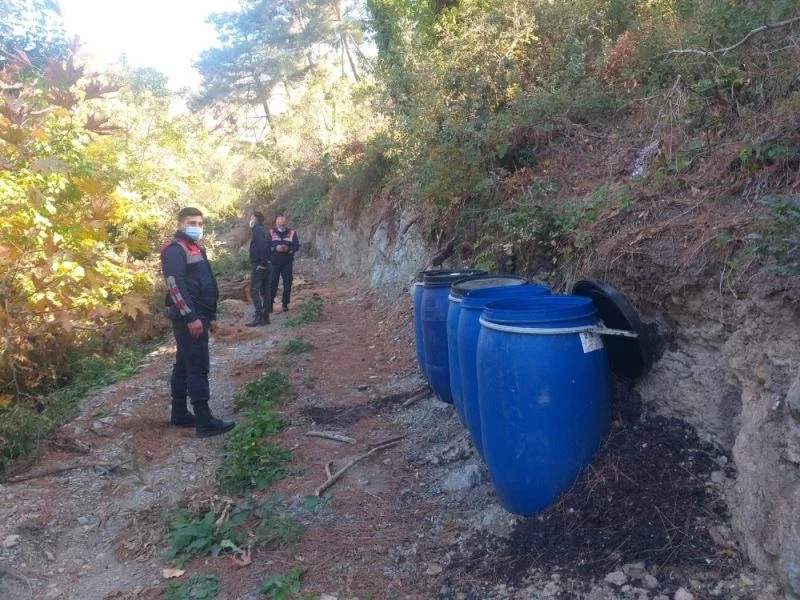 İzmir’de 890 litre kaçak içki ele geçirildi
