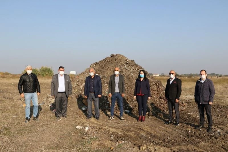 Yağmursuyu ızgaralarından çıkanlar çöp dağı oluşturdu
