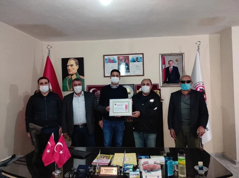 Şehit aileleri ve gaziler ’yılın cesaret’ ödülünü İHA’ya verdi
