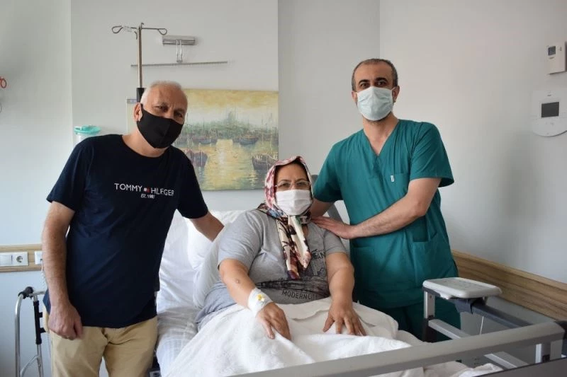 Diz protezi ameliyatıyla ağrılarından kurtuldu
