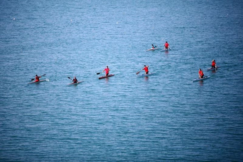Genç kanocular, milli takım kadrosuna girebilmek için kürek çekiyor