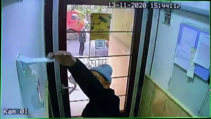 (Özel) Sebze satıcısı sipariş getirdiği adreste ellerine sıktığı dezenfektanı alarak gitti
