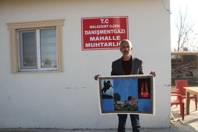 Cami inşaatının bitirilmesi için süs halılarını satılığa çıkardı
