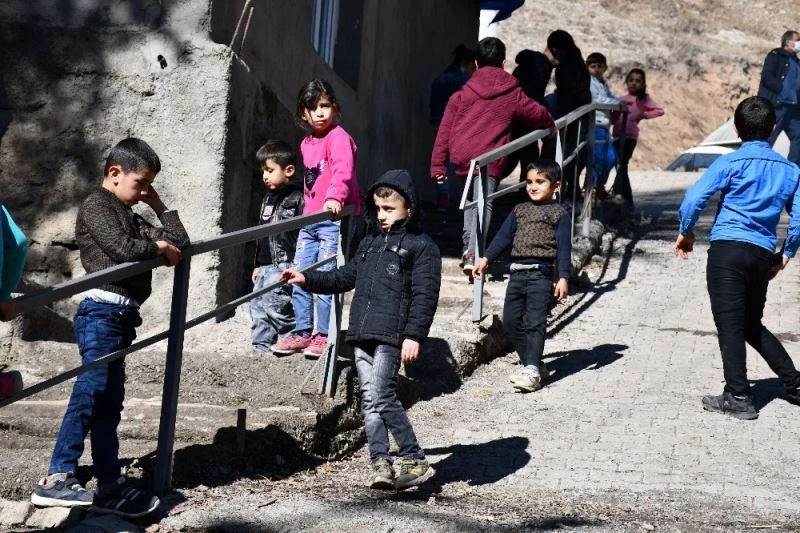 Beytüşşebaplı çocukların tek eğlenceleri merdiven korkulukları
