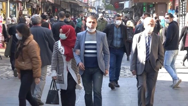 Gaziantepliler yeni yasaklara rağmen dışarıda
