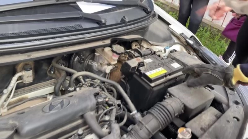 Araç motorunda ki yavru kedi uzun uğraşlarla kurtarıldı
