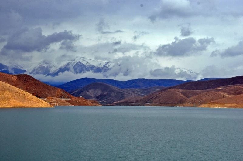 Dilimli Barajı’nda sonbahar ve kar güzelliği büyülüyor
